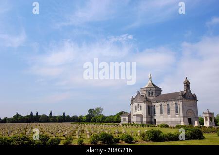 Tombes de guerre, Basilique, Cimetière militaire, notre Dame de Lorette, Ablain-Saint-Nazaire, pas-de-Calais, Nord-pas-de-Calais, France, Première Guerre mondiale Banque D'Images