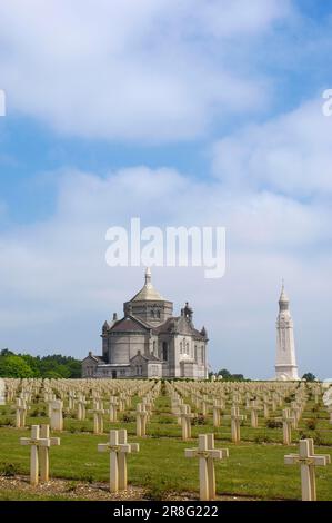 Tombes de guerre, Basilique et Monument, Cimetière militaire, notre Dame de Lorette, Ablain-Saint-Nazaire, pas-de-Calais, Nord-pas-de-Calais, France, D'abord Banque D'Images