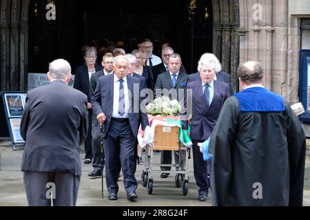 Cathédrale de Hereford, Hereford, Herefordshire, Royaume-Uni – mercredi 21st juin 2023 – les funérailles de Mel Parry QGM ont eu lieu cet après-midi à la cathédrale de Hereford. D'anciens collègues marchent avec le cercueil après le service. Mel Parry a reçu la Médaille de la galanterie Queens ( QGM ) pour son rôle dans l'assaut du Service aérien spécial ( 22 SAS Regt ) contre l'ambassade iranienne à Londres le 5th mai 1980 pour libérer des otages détenus par six hommes armés. Photo Steven May / Alamy Live News Banque D'Images