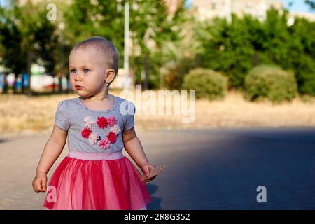 Charmante petite fille voyageur d'enfant explorer les environs découvrir le monde Banque D'Images