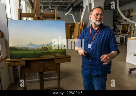 Le conservateur Dr. Holger Birkholz de l'Albertinum de Dresde explique la méthode de travail du peintre Caspar David Friedrich sur son œuvre 'Paysage bohémien avec la montagne Milleschau' de 1808. CDF a peint ce qu'il a vu en lui-même. Dans ses tableaux rien n'est laissé au hasard. Sa manipulation des surfaces est spéciale. Ici : beaucoup de ciel, considéré comme radical au début du 19e siècle. Albertinum à Dresde, Allemagne Banque D'Images