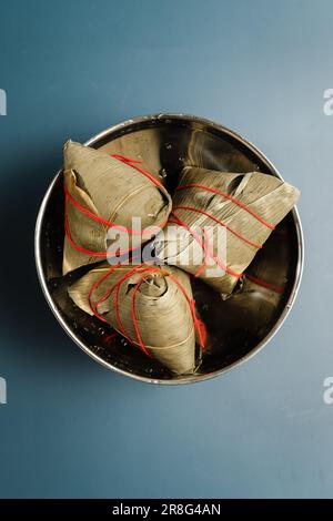 Zongzi placé sur la table Banque D'Images