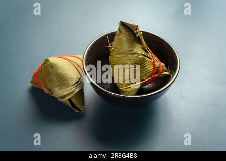 Zongzi placé sur la table Banque D'Images