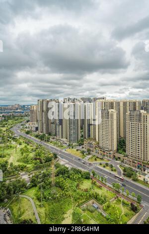 Temps nuageux et pluvieux dans les bâtiments résidentiels urbains de Chengdu Banque D'Images