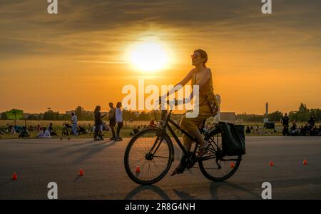 Cyclisme, soirée, loisirs, Tempelhofer Feld, coucher de soleil, Tempelhof, Tempelhof-Schoeneberg, Berlin, Allemagne +++ PAS DE SORTIE DE MODÈLE! Banque D'Images