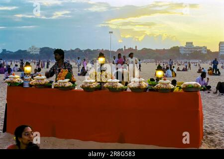 Une boutique bhel puri à Marina Beach (baie de Benagal) à Chennai, Tamil Nadu, Inde, Asie Banque D'Images