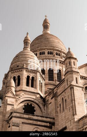 La majestueuse et emblématique basilique du Sacré-cœur, située au cœur de Paris, en France Banque D'Images