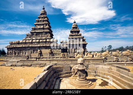 Temple de rivage dédié aux dieux Vishnu et Shiva construit vers 700, 728 à Mahabalipuram, l'un des plus anciens temple en se tenant sur le bord de la mer dedans Banque D'Images