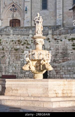 Marie avec l'enfant Jésus, une fontaine en face de la cathédrale de Burgos, Castille et Léon, province de Burgos, Espagne Banque D'Images