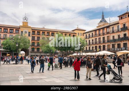 Plaza Zocodover, vue en été des gens marchant à travers la Plaza Zocodover, une place municipale populaire dans la ville de Tolède, en Espagne Banque D'Images