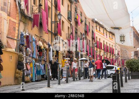 Toledo shopping, vue des gens marchant dans la Calle Cardenal Cisneros, une rue commerçante populaire dans le quartier historique de la vieille ville de Tolède, en Espagne Banque D'Images