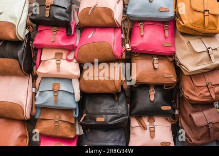 Espagne cuir, vue d'un assortiment de sacs en cuir à vendre dans un marché de rue dans la vieille ville historique de la ville de Tolède, centre de l'Espagne. Banque D'Images