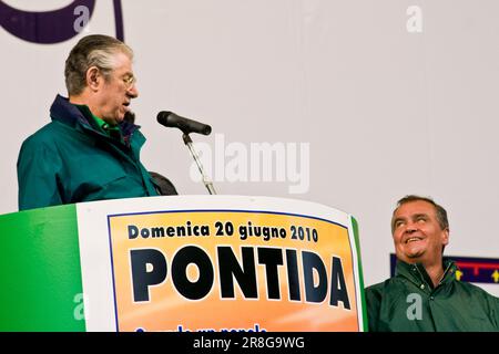 Activé. Umberto Bossi et Roberto Calderoli, la Ligue du Nord, Pontida, province de Bergame, Italie Banque D'Images