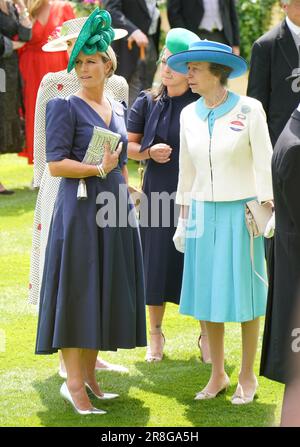 Zara Tindall (à gauche) et la Princesse Royale arrivent pendant le deuxième jour de Royal Ascot à l'hippodrome d'Ascot, dans le Berkshire. Date de la photo: Mercredi 21 juin 2023. Banque D'Images