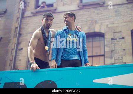 Ruben Dias et John Stones. L'équipe de football de Manchester City ouvre la parade des bus pendant la pluie. Manchester Royaume-Uni Banque D'Images