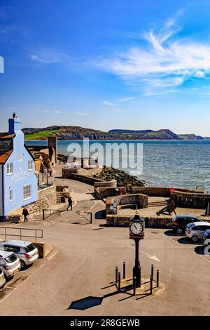 En regardant vers l'est vers Golden Cap depuis le Rock point Inn à Lyme Regis sur la côte jurassique, Dorset, Angleterre, Royaume-Uni Banque D'Images