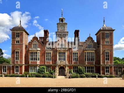 Vue de l'avant du Blickling Hall et entrée principale doo. Banque D'Images