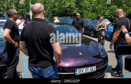 Bucarest, Roumanie. 21st juin 2023 : Andrew Tate et son frère Tristan Tate, entourés de gardes du corps, quittent la Cour de Bucarest où leur procès a commencé aujourd'hui en chambre préliminaire. Les frères Tate sont accusés de trafic d'êtres humains et de formation d'un groupe de crime organisé pour l'exploitation des femmes. Ils ont été détenus pour la première fois pendant 24 heures sur 29 décembre 2022, le lendemain, les juges ont décidé d'une arrestation préventive et, plus tard, sur 31 mars 2023, ils ont été placés en résidence surveillée. Credit: Lucien Alecu/Alamy Live News Banque D'Images