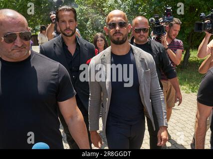 Bucarest, Roumanie. 21st juin 2023 : Tristan Tate et son frère Andrew Tate, entourés de gardes du corps, quittent la Cour de Bucarest où leur procès a commencé aujourd'hui en chambre préliminaire. Les frères Tate sont accusés de trafic d'êtres humains et de formation d'un groupe de crime organisé pour l'exploitation des femmes. Ils ont été détenus pour la première fois pendant 24 heures sur 29 décembre 2022, le lendemain, les juges ont décidé d'une arrestation préventive et, plus tard, sur 31 mars 2023, ils ont été placés en résidence surveillée. Credit: Lucien Alecu/Alamy Live News Banque D'Images