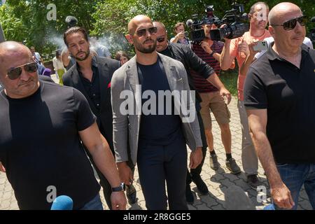 Bucarest, Roumanie. 21st juin 2023 : Tristan Tate et son frère Andrew Tate, entourés de gardes du corps, quittent la Cour de Bucarest où leur procès a commencé aujourd'hui en chambre préliminaire. Les frères Tate sont accusés de trafic d'êtres humains et de formation d'un groupe de crime organisé pour l'exploitation des femmes. Ils ont été détenus pour la première fois pendant 24 heures sur 29 décembre 2022, le lendemain, les juges ont décidé d'une arrestation préventive et, plus tard, sur 31 mars 2023, ils ont été placés en résidence surveillée. Credit: Lucien Alecu/Alamy Live News Banque D'Images