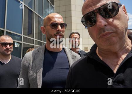 Bucarest, Roumanie. 21st juin 2023 : Andrew Tate et son frère Tristan Tate, entourés de gardes du corps, quittent la Cour de Bucarest où leur procès a commencé aujourd'hui en chambre préliminaire. Les frères Tate sont accusés de trafic d'êtres humains et de formation d'un groupe de crime organisé pour l'exploitation des femmes. Ils ont été détenus pour la première fois pendant 24 heures sur 29 décembre 2022, le lendemain, les juges ont décidé d'une arrestation préventive et, plus tard, sur 31 mars 2023, ils ont été placés en résidence surveillée. Credit: Lucien Alecu/Alamy Live News Banque D'Images