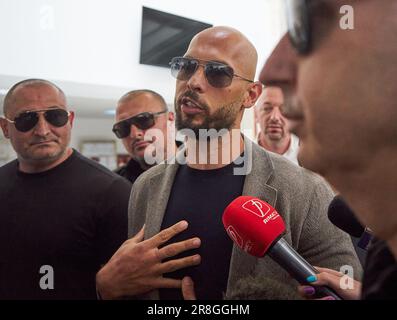 Bucarest, Roumanie. 21st juin 2023 : Andrew Tate et son frère Tristan Tate (non illustré), entourés de gardes du corps, quittent la Cour de Bucarest où leur procès a commencé aujourd'hui en chambre préliminaire. Les frères Tate sont accusés de trafic d'êtres humains et de formation d'un groupe de crime organisé pour l'exploitation des femmes. Ils ont été détenus pour la première fois pendant 24 heures sur 29 décembre 2022, le lendemain, les juges ont décidé d'une arrestation préventive et, plus tard, sur 31 mars 2023, ils ont été placés en résidence surveillée. Credit: Lucien Alecu/Alamy Live News Banque D'Images