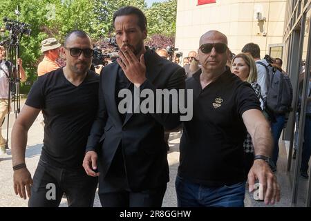 Bucarest, Roumanie. 21st juin 2023 : Tristan Tate et son frère Andrew Tate (non illustré), entourés de gardes du corps, arrivent au tribunal de Bucarest où leur procès a commencé aujourd'hui en chambre préliminaire. Les frères Tate sont accusés de trafic d'êtres humains et de formation d'un groupe de crime organisé pour l'exploitation des femmes. Ils ont été détenus pour la première fois pendant 24 heures sur 29 décembre 2022, le lendemain, les juges ont décidé d'une arrestation préventive et, plus tard, sur 31 mars 2023, ils ont été placés en résidence surveillée. Credit: Lucien Alecu/Alamy Live News Banque D'Images