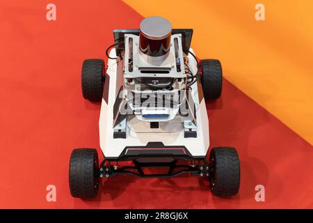 Robot auto-pilotant sans conducteur à l'expo. Mid shot Banque D'Images