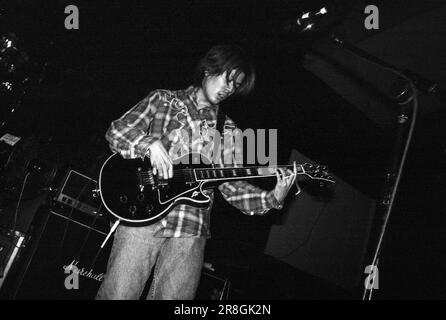 James Iha de Smashing Pumpkins jouant le tour de rêve siamois à la Grande salle de l'université de Cardiff, pays de Galles, 22 septembre 1993. Photo : Rob Watkins. NOTE: Ce négatif de 30 ans montre quelques défauts. Banque D'Images