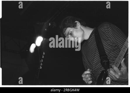 Billy Corgan de Smashing Pumpkins jouant le tour de rêve siamois à la Grande salle de l'université de Cardiff, pays de Galles, 22 septembre 1993. Photo : Rob Watkins. NOTE: Ce négatif de 30 ans montre quelques défauts. Banque D'Images