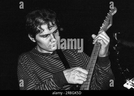 Billy Corgan de Smashing Pumpkins jouant le tour de rêve siamois à la Grande salle de l'université de Cardiff, pays de Galles, 22 septembre 1993. Photo : Rob Watkins. NOTE: Ce négatif de 30 ans montre quelques défauts. Banque D'Images