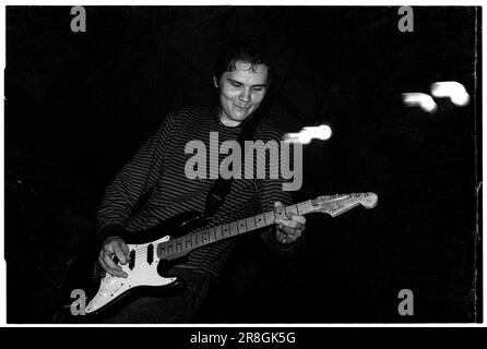 Billy Corgan de Smashing Pumpkins jouant le tour de rêve siamois à la Grande salle de l'université de Cardiff, pays de Galles, 22 septembre 1993. Photo : Rob Watkins. NOTE: Ce négatif de 30 ans montre quelques défauts. Banque D'Images