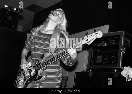 D'arcy Wretzky de petits citrouilles en train de jouer à la tournée de rêve siamois dans la Grande salle de l'université de Cardiff, pays de Galles, 22 septembre 1993. Photo : Rob Watkins. NOTE: Ce négatif de 30 ans montre quelques défauts. Banque D'Images