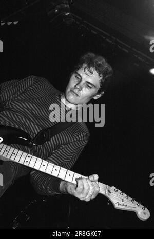 Billy Corgan de Smashing Pumpkins jouant le tour de rêve siamois à la Grande salle de l'université de Cardiff, pays de Galles, 22 septembre 1993. Photo : Rob Watkins. NOTE: Ce négatif de 30 ans montre quelques défauts. Banque D'Images