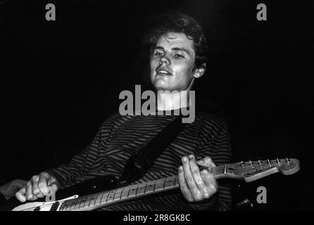 Billy Corgan de Smashing Pumpkins jouant le tour de rêve siamois à la Grande salle de l'université de Cardiff, pays de Galles, 22 septembre 1993. Photo : Rob Watkins. NOTE: Ce négatif de 30 ans montre quelques défauts. Banque D'Images
