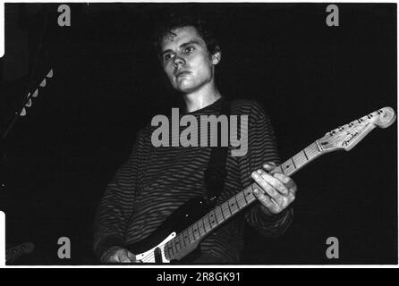 Billy Corgan de Smashing Pumpkins jouant le tour de rêve siamois à la Grande salle de l'université de Cardiff, pays de Galles, 22 septembre 1993. Photo : Rob Watkins. NOTE: Ce négatif de 30 ans montre quelques défauts. Banque D'Images