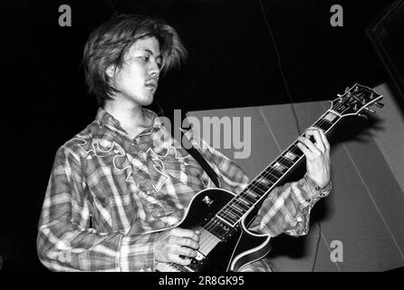 James Iha de Smashing Pumpkins jouant le tour de rêve siamois à la Grande salle de l'université de Cardiff, pays de Galles, 22 septembre 1993. Photo : Rob Watkins. NOTE: Ce négatif de 30 ans montre quelques défauts. Banque D'Images