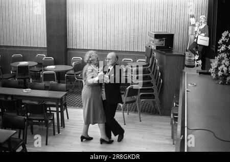 Couple OAP salle de bal dansant 1980s Royaume-Uni. Coventry Working Mens Club, samedi soir la soirée de bingo est terminée et un couple âgé bénéficie d'une valse tranquille. Coventry, Angleterre vers 1981. HOMER SYKES Banque D'Images