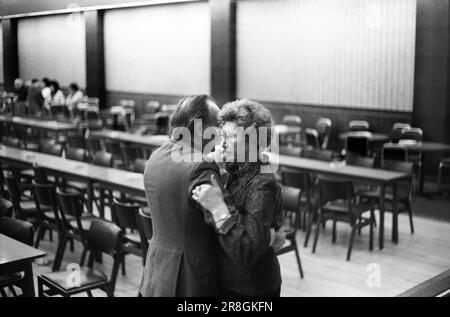 Couple dansant d'âge moyen 1980s Royaume-Uni. Coventry Working Mens Club, samedi soir la soirée de bingo est plus d'un couple, mari et femme dansent les restes de la nuit loin. Coventry, Angleterre vers 1981. HOMER SYKES Banque D'Images