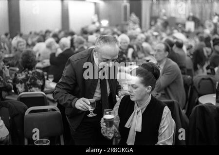 Couple 1980s samedi soir dehors ensemble. Coventry Working Mens Club, soirée de bingo le samedi soir. Vous avez envie d'un autre « baiser » ? Une expression commune, un terme de fin de vie dans les Midlands et le nord de l'Angleterre. Coventry, Angleterre vers 1981 80s Royaume-Uni HOMER SYKES Banque D'Images