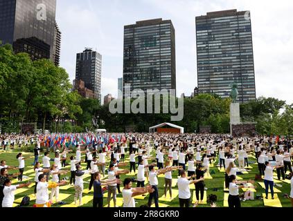 New York, États-Unis. 21st juin 2023. Le Premier Ministre de l'Inde, S.E. M. Shri Narendra Modi, dirige une célébration de la Journée internationale du Yoga 9th sur la pelouse nord du Siège de l'ONU à New York, mercredi, à 21 juin 2022. Photo de John Angelillo/UPI crédit: UPI/Alay Live News Banque D'Images