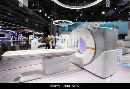 (230621) -- BERLIN, 21 juin 2023 (Xinhua) -- cette photo prise le 2 novembre 2022 montre un dispositif médical de la société allemande Siemens à être exposé dans la cinquième exposition internationale d'importation de la Chine (CIIE) à Shanghai, en Chine orientale. (Xinhua/Fang Zhe) Banque D'Images