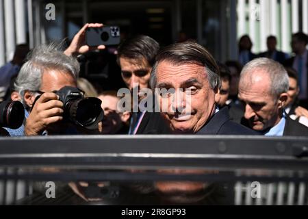 DF - BRASILIA - 06/21/2023 - BRASILIA, JAIR BOLSONARO - l'ancien Président brésilien Jair Bolsonaro s'adresse à la presse alors qu'il quitte le Sénat fédéral à Brasilia sur 21 juin 2023. L'ancien président d'extrême-droite Jair Bolsonaro est confronté à un procès à partir de jeudi qui pourrait le disqualifier de sa fonction publique pendant huit ans et le laisser quitter des élections brésiliennes de 2026. président (2019-2022) pour avoir attaqué le système électoral des machines à voter électroniques lors d'une réunion avec les diplomates en juillet 2022, trois mois avant les élections présidentielles au cours desquelles il a été vaincu par la gauche Banque D'Images