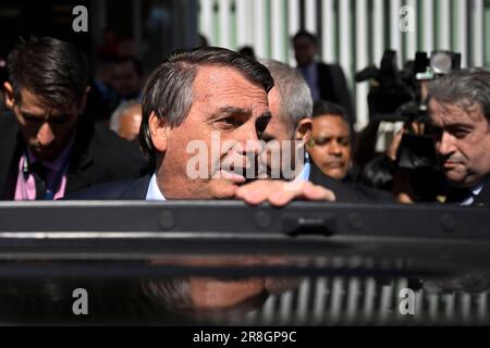 DF - BRASILIA - 06/21/2023 - BRASILIA, JAIR BOLSONARO - l'ancien Président brésilien Jair Bolsonaro s'adresse à la presse alors qu'il quitte le Sénat fédéral à Brasilia sur 21 juin 2023. L'ancien président d'extrême-droite Jair Bolsonaro est confronté à un procès à partir de jeudi qui pourrait le disqualifier de sa fonction publique pendant huit ans et le laisser quitter des élections brésiliennes de 2026. président (2019-2022) pour avoir attaqué le système électoral des machines à voter électroniques lors d'une réunion avec les diplomates en juillet 2022, trois mois avant les élections présidentielles au cours desquelles il a été vaincu par la gauche Banque D'Images