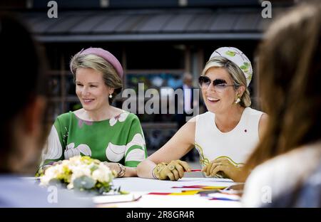 CHARLEROI - la reine Maxima et la reine Mathilde de Belgique assistent à un atelier de dessin animé le deuxième jour de la visite d'État en Belgique. Le couple royal néerlandais effectue une visite d'État de trois jours dans le pays à l'invitation du roi belge Philippe et de la reine Mathilde. ANP REMKO DE WAAL pays-bas hors - belgique hors Banque D'Images