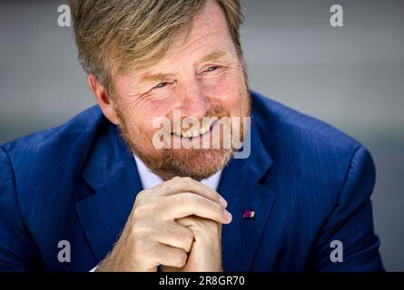 CHARLEROI - Roi Willem-Alexander lors d'un atelier de dessin animé le deuxième jour de la visite d'État en Belgique. Le couple royal néerlandais effectue une visite d'État de trois jours dans le pays à l'invitation du roi belge Philippe et de la reine Mathilde. ANP REMKO DE WAAL pays-bas hors - belgique hors Banque D'Images