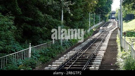 Kiev, Ukraine 17 juin 2023: Funiculaire - rails de train sur lesquels il monte et descend une haute montagne transportant des personnes Banque D'Images