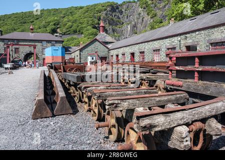 Des wagons d'ardoise au Musée national de l'ardoise, Llanberis, Gwynedd, au nord du pays de Galles Banque D'Images