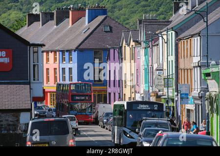 Bâtiments peints en couleurs à High Street, Llanberis, Gwynedd, dans le nord du pays de Galles Banque D'Images