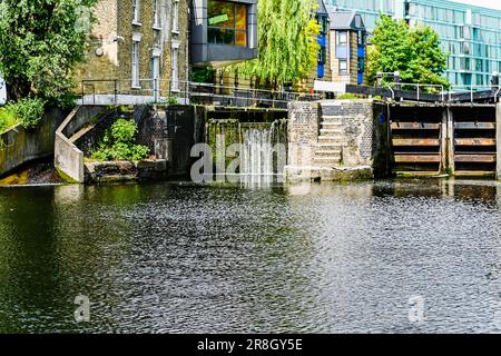 Regent's Canal à Mile End Lock, Mile End, London, UK Banque D'Images